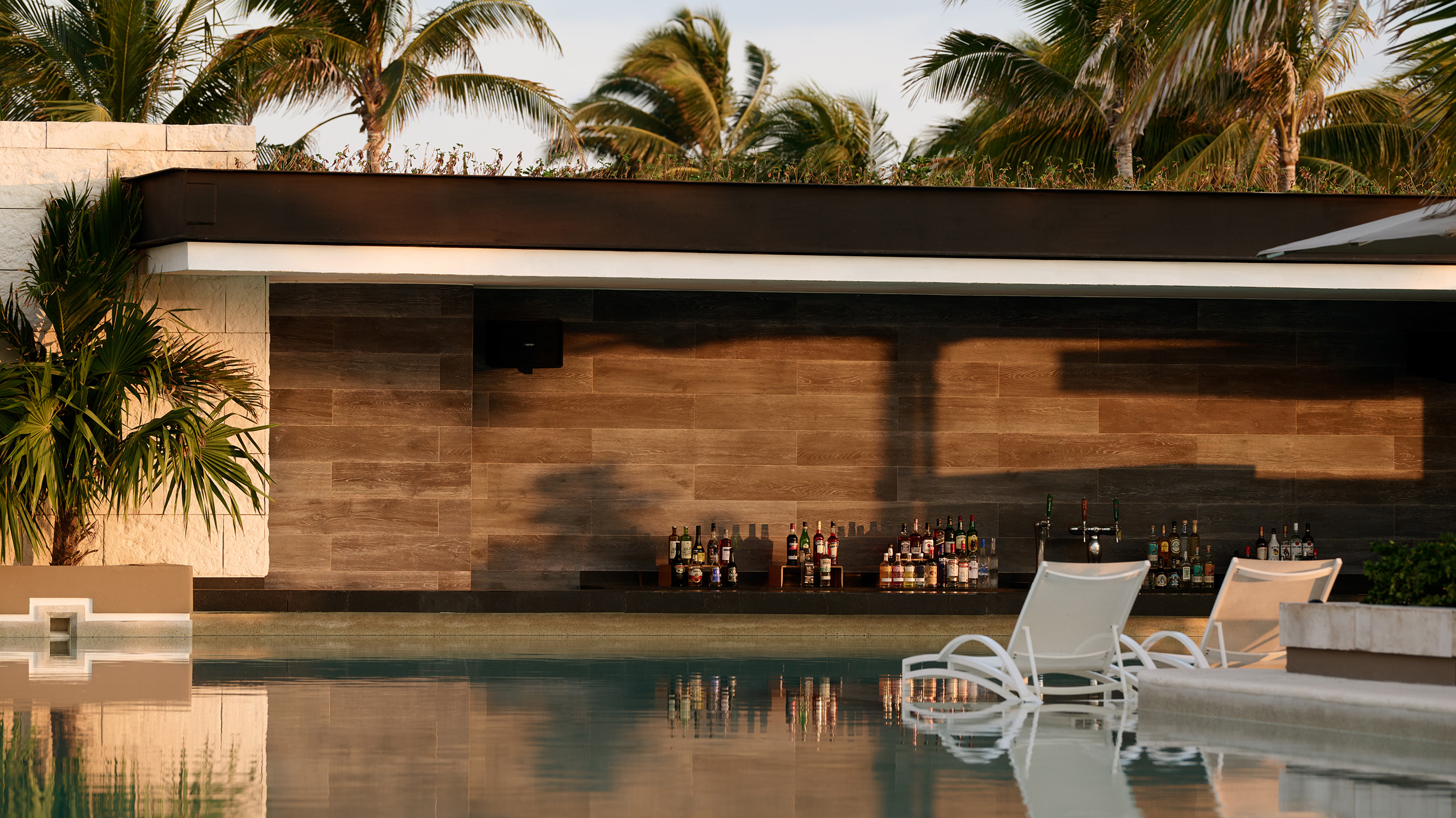 ATELIER PLAYA MUJERES | LIFE & VIBE SWIM UP BAR